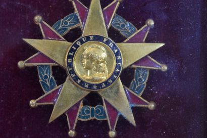 null Ensemble de six décorations

Légion d'Honneur Chevalier IIIème République.

Ordre...