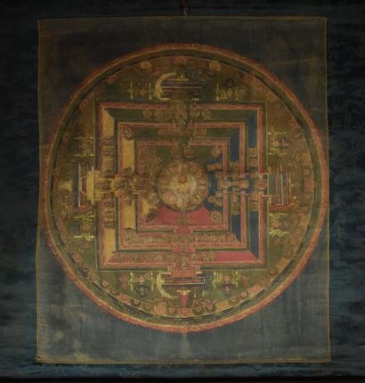 null THANGKA EN POLYCHROMIE ET REHAUTS DORÉS SUR TOILE

représentant le mandala d’Avalokiteshvara,...