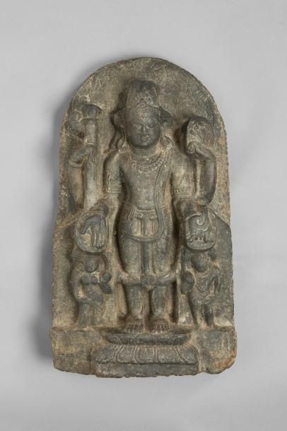 null STÈLE EN CHLORITE GRIS FONCÉ représentant le dieu Vishnou debout

sur un double...