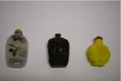 null LOT DE TROIS TABATIÈRES, l’une en verre de Pékin jaune à décor de dragons en...