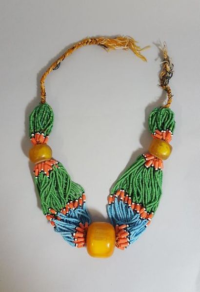 null COLLIER DE PLUSIEURS RANGS DE PETITES PERLES DE COULEURS alternant avec trois...