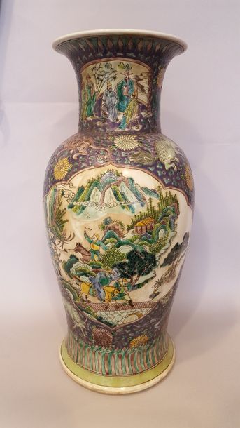 null CHINE MILIEU XXE SIÈCLE.

Grand vase balustre en porcelaine à décor d’émaux...