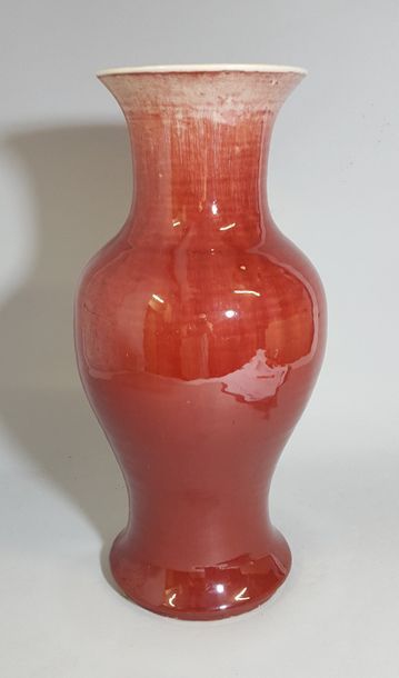 null CHINE, XIXE SIÈCLE.

Vase de forme balustre en porcelaine émaillée couleur sang...
