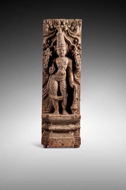 null RELIEF EN BOIS représentant le Dieu Vishnu debout, à quatre bras,

tenant ses...