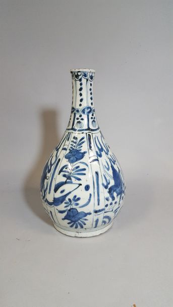 null CHINE PÉRIODE WANLI (1573-1620).

Bouteille en porcelaine à décor bleu dans...