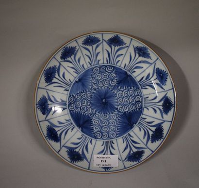 null CHINE. FIN XIXÈME SIÈCLE.

Assiette en porcelaine à décor bleu de fleurs d’asters,

compartimentées,...
