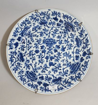 null CHINE. DÉBUT XXÈME SIÈCLE.

Grand plat en porcelaine à décor monochrome bleu

au...