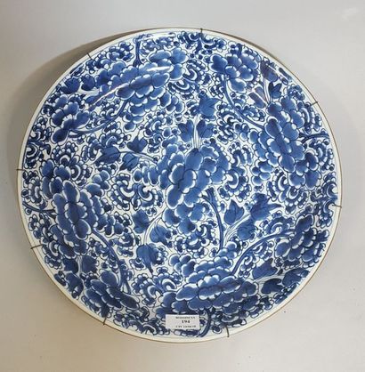 null CHINE. DÉBUT XXÈME SIÈCLE.

Grand plat en porcelaine à décor monochrome bleu

au...