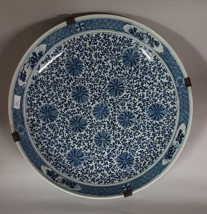 null CHINE. XIXÈME SIÈCLE.

Grand plat en porcelaine à décor bleu sous

couverte...