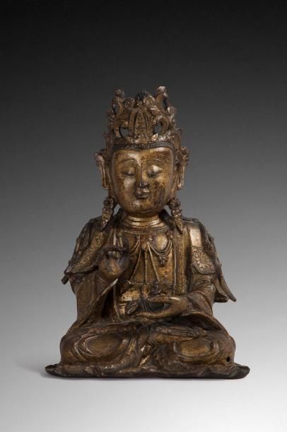null SUJET EN BRONZE LAQUÉ OR, représentant le Bouddha Avalokiteshvara assis en méditation,...
