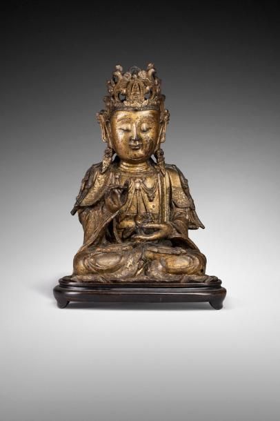 null SUJET EN BRONZE LAQUÉ OR, représentant le Bouddha Avalokiteshvara assis en méditation,...