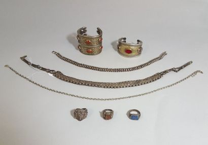 null ENSEMBLE DE BIJOUX COMPOSÉ

d’un collier en argent à décor alternant des losanges...