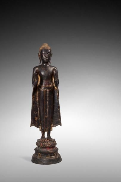 null GRAND BOUDDHA EN BRONZE À PATINE BRUNE AVEC TRACE DE DORURE ET DE POLYCHROMIE,...