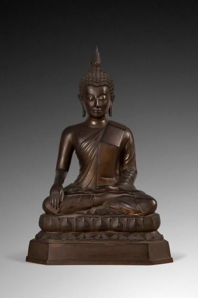 null SUJET EN BRONZE DE PATINE BRUNE, représentant le Bouddha

en méditation sur...