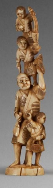 null OKIMONO EN IVOIRE MARIN, représentant un homme tenant

un oiseau, un enfant...