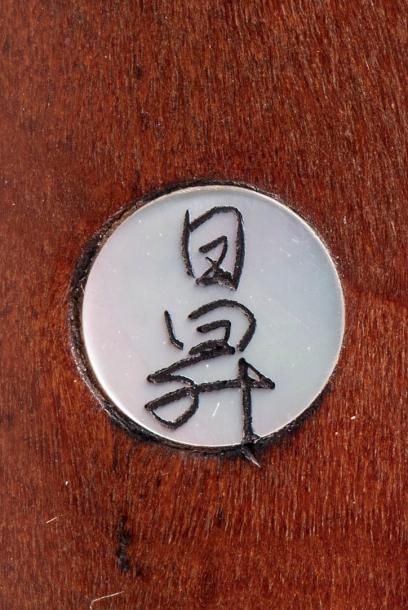 null NETSUKE EN BOIS, représentant un crapaud sur un rhizome de lotus.

Japon, période...
