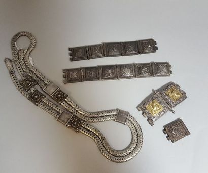 null CEINTURE EN ARGENT

À chaine serpent retenue par des plaques à décor géométrique.

On...