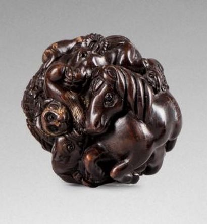 null NETSUKE EN BOIS DE PATINE FONCÉE, de forme sphérique,

sculpté des douze signes...