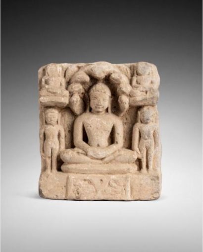 null FRAGMENT DE RELIEF représentant un Tirthankara jain assis

en méditation sous...
