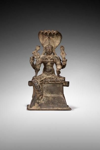 null SUJET EN BRONZE DE PATINE BRUNE représentant la déesse Parvati

à quatre bras,...