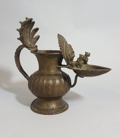 null VASE RITUEL EN BRONZE

formant lampe à huile orné de Skanda et de Ganesh.

Inde,...