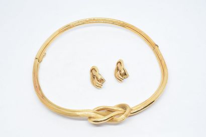 null Collier rigide et clips d'oreilles en or jaune 18K (750) stylisés chacun d'un...