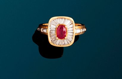 null Bague jupe en or jaune 18K (750) sertie d'un rubis ovale encadré de diamants...
