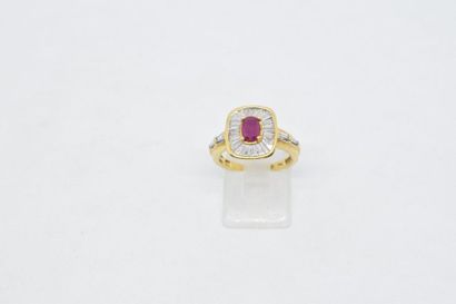 null Bague jupe en or jaune 18K (750) sertie d'un rubis ovale encadré de diamants...