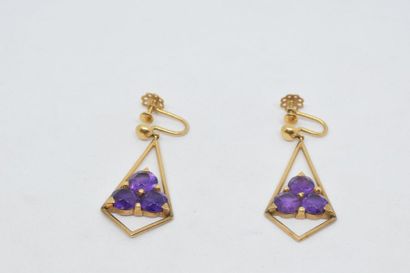 null Paire de pendants d'oreilles losangiques ajourés en or jaune 18K (750) ornés...