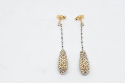 null Paire de pendants d'oreilles piriformes en or jaune 18K (750) tissés de semences...