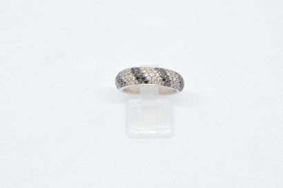 null Bague demi-jonc en or gris 18K (750) orné d'un bandeau de diamants taillés en...