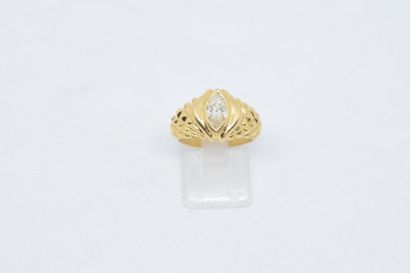 null Bague demi-jonc en or jaune 18K (750) orné d'un diamant navette, l'épaulement...