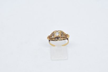 null Bague navette en or jaune 18K (750) à gradins sertie de diamants taillés en...