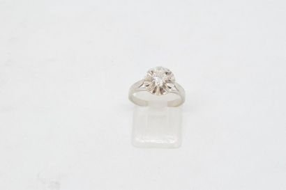 null Bague en or gris 18K (750) sertie d'un diamant demi taille.

Poids du diamant...