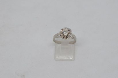 null Bague en or gris 18K (750) sertie d'un diamant demi taille.

Poids du diamant...