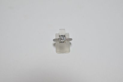 null Bague en or gris 18K (750) ornée d'un diamant taille anglaise l'épaulement serti...