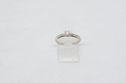 null Bague en or gris 18K (750) sertie d'un diamant taillé en brillant épaulé de...