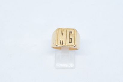 null Bague de genre chevalière en or jaune 18K (750) monogrammée MG (acc.)

Tour...