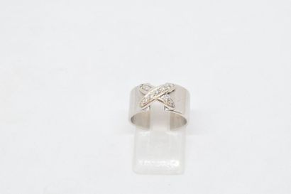 null Bague en or gris 18K (750) à large anneau agrafé d'un « x » serti de diamants...