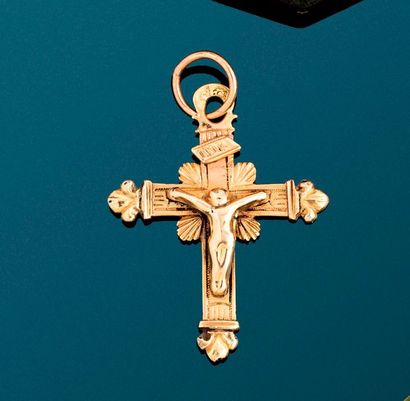 null Pendentif crucifix en alliage d'or jaune 14k (585) (acc).

Ht : env 6 cm - Poids...