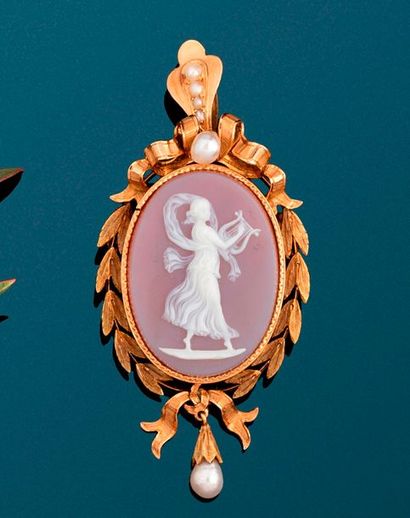 null Broche pendentif en ors de couleur 18K (750) ornée d'un camée en cornaline :...