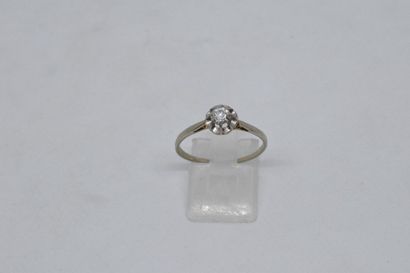 null Bague en or gris 18K (750) sertie d'un diamant demi taille (égrisures).

Poids...