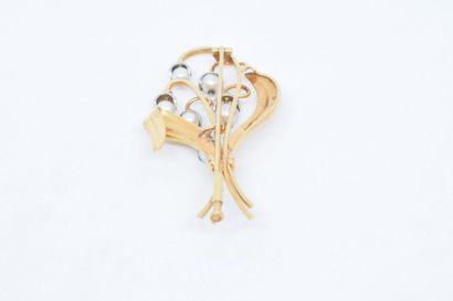 null Broche brin de muguet en or jaune et or gris 18K (750) ornée de perles de culture.

Vers...