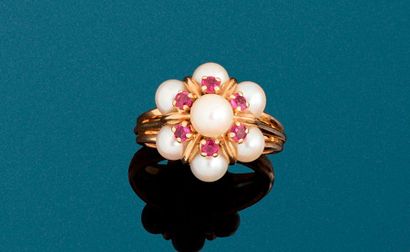 null Bague fleur en or jaune 18K (750) ornée d'une rosace de perles de culture et...