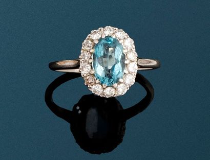 null Bague en platine sertie d'une aigue marine ovale entourée de diamants taillés...