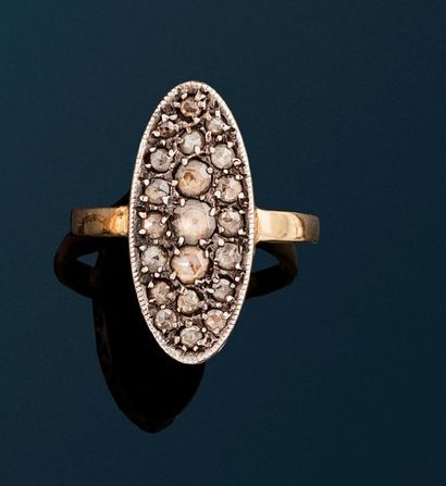 null Bague à motif ovale en alliage d'or 9K (385) et argent sertie de diamants taillés...
