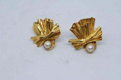 null Paire de boucles d'oreilles en or jaune 18K (750) stylisant un tissu froncé...