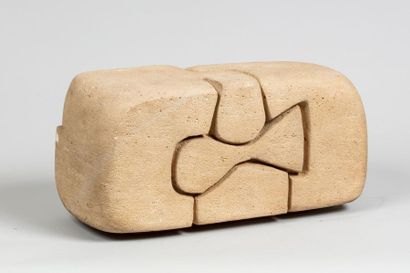 null LIBERAKI Aglaé, 1923-2015

Borne I, 1976

sculpture en pierre calcaire beige...