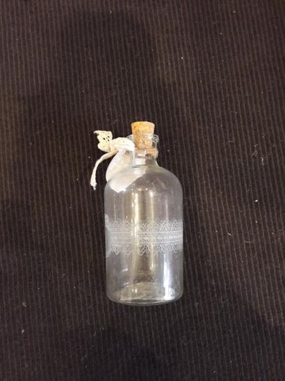 null Quatre bouteilles décorative en verre 

H : 15 cm 