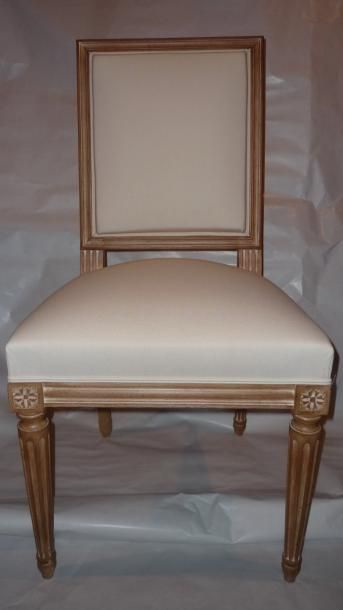 null Ensemble de quatre chaises style Louis XVI 

91 x 47 x 53 cm 